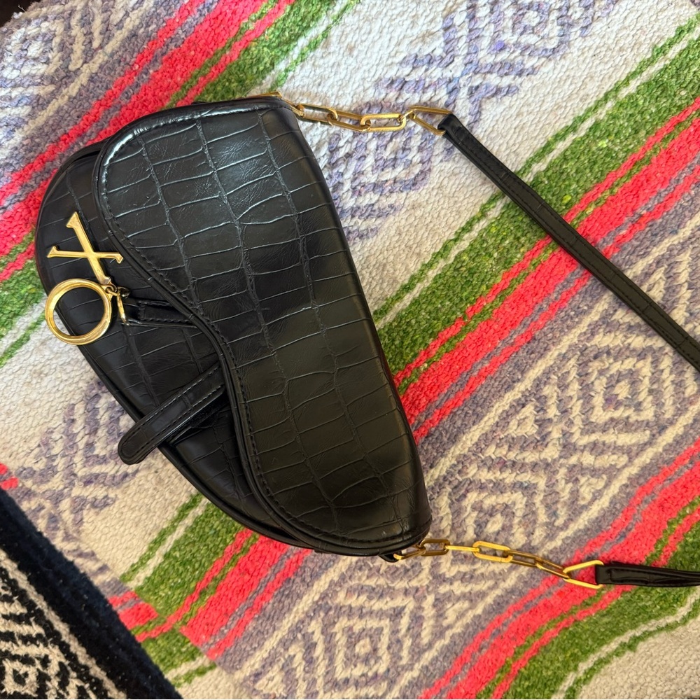 XOXO Y2K Black and Gold Shoulder Bag with Croc-Embossed Texture